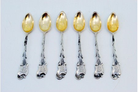 Conjunto de seis colheres de café em prata com cabos recortados em forma de troncos.